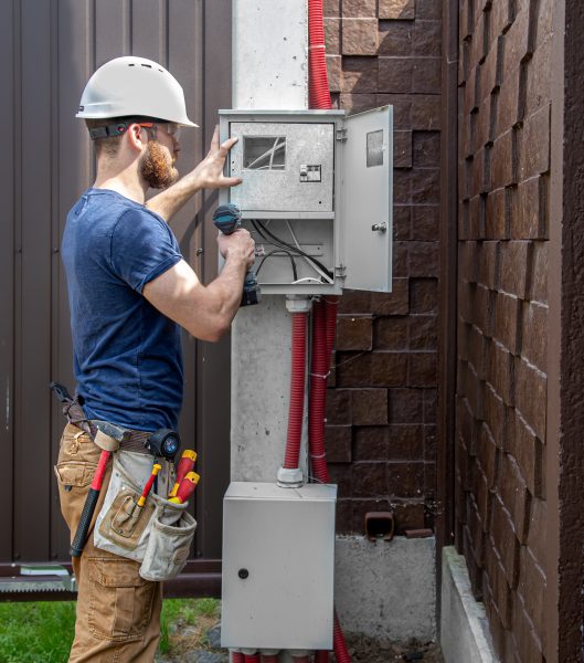 Weather-rated outdoor fixture wiring for Canadian conditions